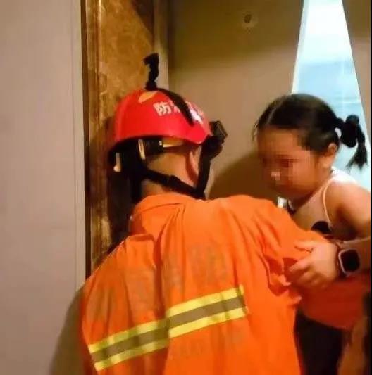 湖北5岁女孩被困电梯用电话手表报警求救，安全防范意识和避险自救值得称赞！